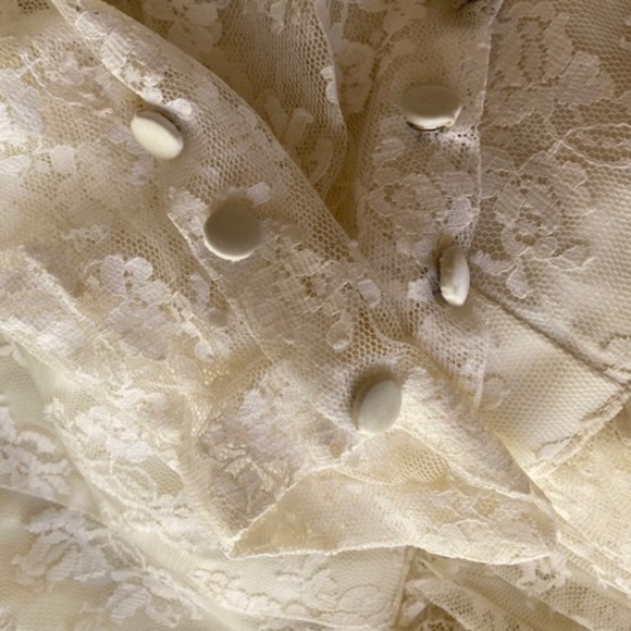Vintage Ivory Lace Wedding Gown - Picture 14 of 16